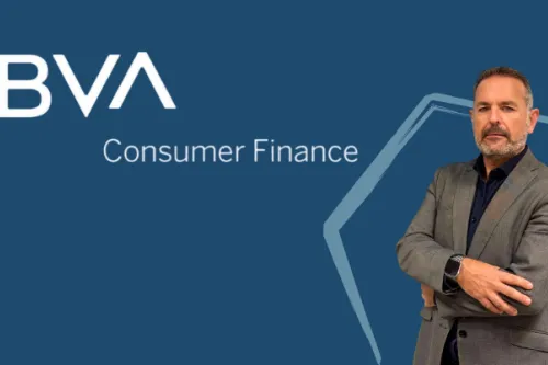 Banner corporativo do BBVA Consumer Finance com fundo azul. À direita, um homem de fato cinzento e camisa escura posa com os braços cruzados, transmitindo confiança e profissionalismo. O logótipo do BBVA Consumer Finance aparece à esquerda.